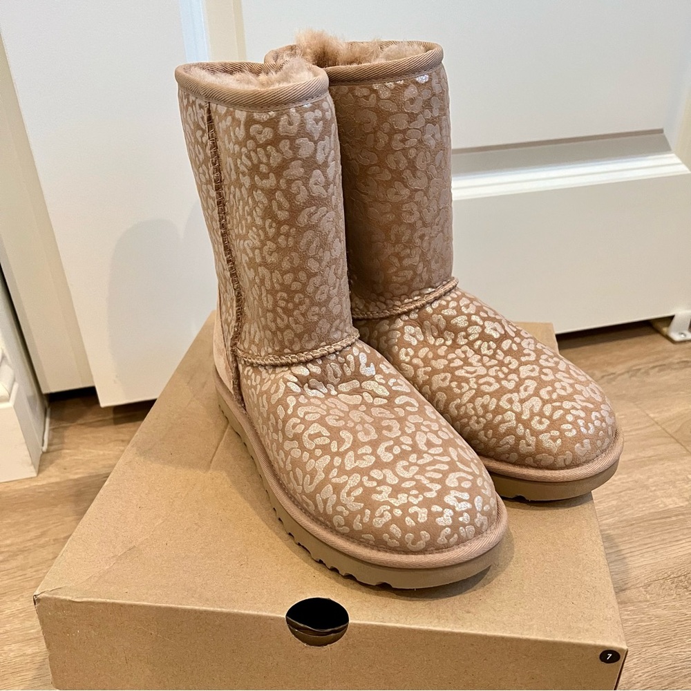 UGG Women’s Classic Short Boots Snow AMP size‎ 7 NWT